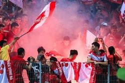 Xử phạt Câu lạc bộ Hà Nội và Hải Phòng do lỗi đốt pháo sáng trên sân Hàng Đẫy