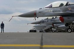 Politico: Phi công Ukraine chưa thể học lái F-16 vì… thiếu tiếng Anh?