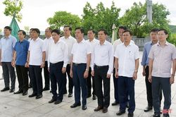 Đoàn công tác tỉnh Hà Nam dâng hương tại một số địa chỉ đỏ ở Hà Tĩnh