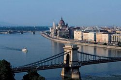 Hungary: Cầu Xích Szechenyi - biểu tượng ở thủ đô Budapest mở cửa lại