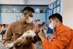 'Salon miễn phí' ở BV Nhi đồng 1: Thương lắm hình ảnh em bé được cắt tóc khi đang ngủ say trên tay bố