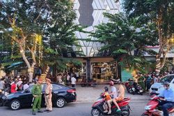 Mâu thuẫn trong lúc tính tiền, nhân viên quán karaoke chém khách tử vong