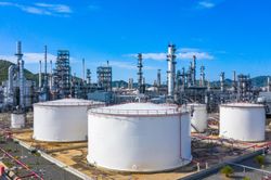 OPEC + tiếp tục siết chặt nguồn cung, giá dầu áp sát mức đỉnh 4 tháng