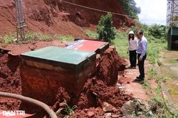 Bồn chứa xăng bất ngờ 'đội' đất, nổi phập phồng như phao