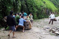 Mưa lớn gây sạt lở, đá lớn rơi vỡ đường tại Hòa Bình