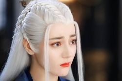 Đẹp hoàn mỹ như Địch Lệ Nhiệt Ba cũng không đỡ được kiểu trang điểm này