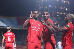 Gustavo lập cú đúp, CAHN 'soán' ngôi đầu của Hà Nội FC