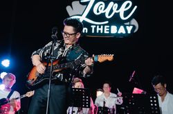 Bằng Kiều chơi guitar và hát kiểu GenZ trên du thuyền