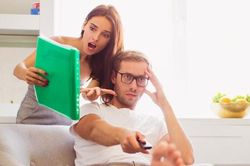 Cách sống chung với vợ thích kiểm soát