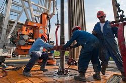 Nga, Arab Saudi đua nhau cắt giảm cung cấp dầu thô