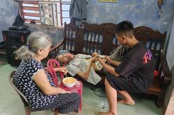 Mẹ già 80 tuổi còng lưng nhặt ve chai, chăm con trai bị ung thư sàn miệng