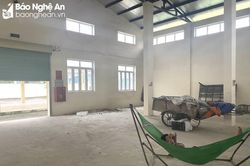 Chợ được đầu tư xây dựng cả chục tỷ nay thành nơi phơi quần áo, nghỉ trưa của người lao động