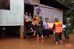 Bộ đội Biên phòng Hà Tĩnh hỗ trợ tỉnh của Lào khắc phục hậu quả thiên tai