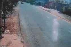 Camera vụ người đàn ông bay lên nóc xe, tử vong sau va chạm ở Long An