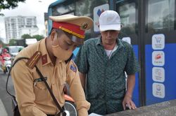Từ ngày 15-8: Không nộp phạt vi phạm giao thông sẽ không được đăng ký xe