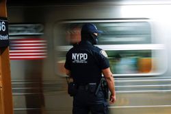 Cảnh sát New York truy tìm kẻ quấy rối gia đình gốc Á trên tàu điện ngầm