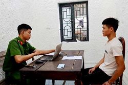 Bắt giữ thanh niên 19 tuổi đi cướp điện thoại, bán được 200 ngàn đồng