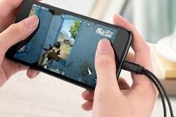 Điện thoại vừa cắm sạc vừa chơi game nên hay không?
