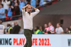 Pep Guardiola phàn nàn 'bù giờ kiểu này phải đến 8 giờ sáng' sau khi Man City thua cay đắng Arsenal