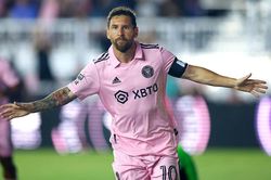 Messi lại 'gánh team' với cú đúp tuyệt phẩm, Inter Miami thắng nghẹt thở loạt 'đấu súng'