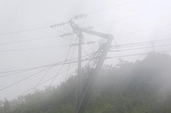 Mưa lũ gây gián đoạn cấp điện một số địa phương miền núi phía bắc, nhiều hồ thủy điện phải xả tràn