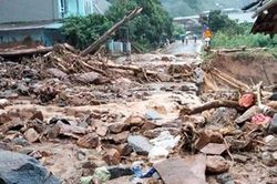 Mưa lớn ở vùng núi và trung du Bắc Bộ kèm theo có lốc, sét, mưa đá