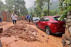 Nguyên nhân khiến loạt ô tô bị chôn bánh ở Sóc Sơn