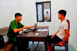 Khởi tố nam thanh niên cướp điện thoại của người đi đường