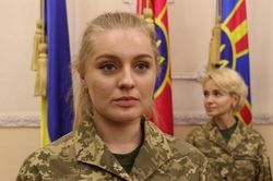 Hình ảnh các nữ binh sĩ Ukraine trong bộ quân phục thiết kế riêng