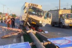 Xe tải mất lái tông dải phân cách do né xe máy chạy cùng chiều