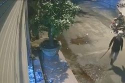 Bị nhắc vì nẹt pô xe, 2 thanh niên quay lại chém cửa nhà dân ở TP.HCM