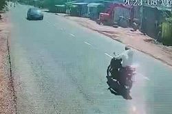 Long An: Xe máy đâm trực diện ô tô, một người tử vong tại chỗ