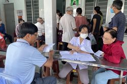 TP Hồ Chí Minh: Người cao tuổi phấn khởi đi khám sức khỏe miễn phí