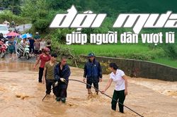 Đội mưa giúp người dân vượt lũ