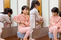 Cái kết 'ngã ngửa' khi nhờ em gái dán vết thương