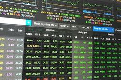 Cổ phiếu ngân hàng, chứng khoán bứt phá, Vn-Index vượt 1.240 điểm