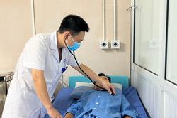 Đi chơi thác nước, người đàn ông nhiễm xoắn khuẩn Leptospira, suy thận, suy gan