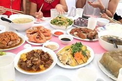 Nhiều người bị đau bụng, tiêu chảy sau khi ăn tiệc cưới