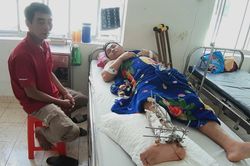 Con lớn bò lết quanh nhà, con nhỏ tai nạn liệt giường khiến cha nghèo kiệt quệ