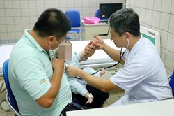Chuyên gia Mỹ ngạc nhiên với sức sống của bé gái Việt chào đời chỉ nặng 400g