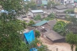 Vỡ cống tràn hồ thải ở Lào Cai, hàng chục nhà dân bị ngập nặng