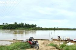 Đóng cửa Bến đò Già ngang sông Lam ở xã Cát Văn, huyện Thanh Chương