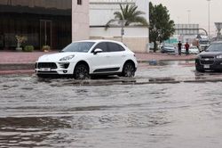 Thành phố Dubai bị ba hình thái thời tiết cực đoan tấn công cùng ngày