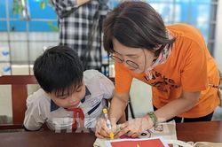 Tình nguyện viên Hàn Quốc và Bến Tre xây dựng nhà tình thương cho hộ cận nghèo
