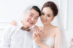 Vợ trẻ NSND Công Lý bất ngờ thông báo tin có bầu?