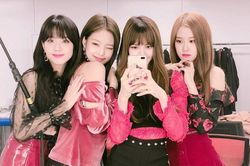 Các thành viên trong nhóm đều làm chung một hành động kỉ niệm BLACKPINK 7 tuổi