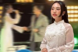 Danh tính nam ca sĩ công khai nắm tay Phương Mỹ Chi trên sân khấu