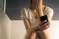 Thói quen xấu khi đi vệ sinh gây hại sức khỏe