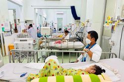 Bệnh viện ở TP HCM áp lực trước số bệnh nhi tay chân miệng tăng cao, nhiều ca thở máy