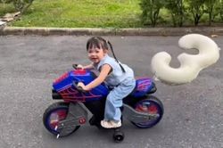 Con gái Cường Đô la tự lái 'siêu xe', phong thái chuẩn rich kid